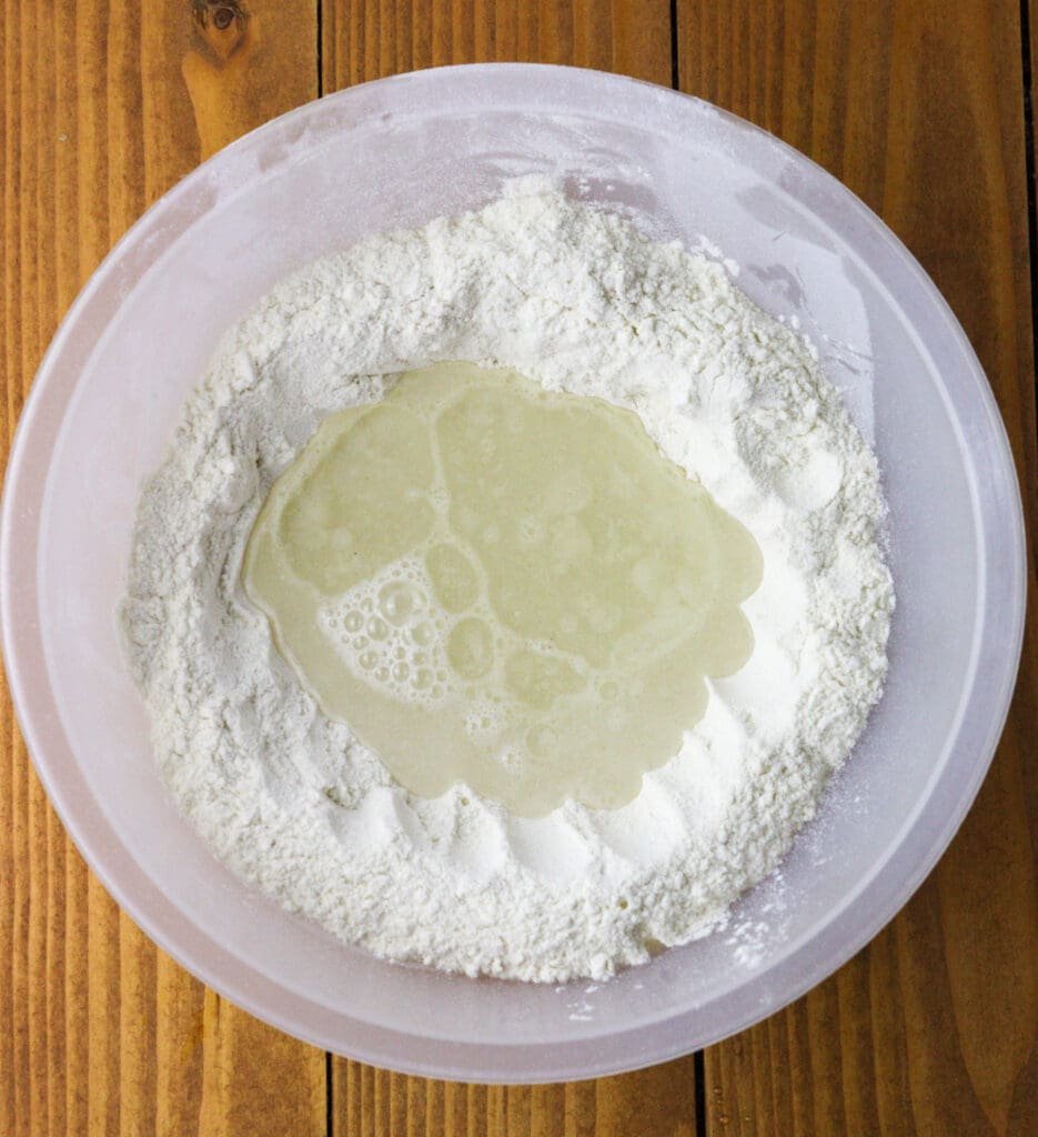 How to mix the flour, salt and water in a bowl when making the dough for strudel.