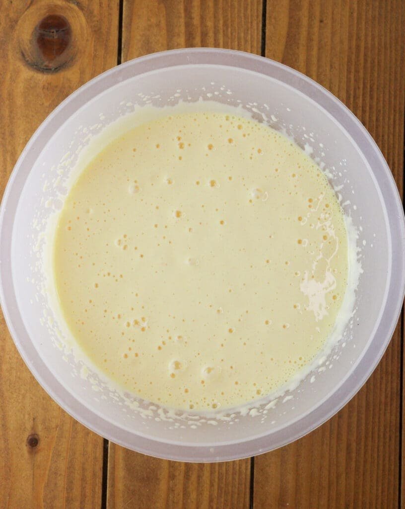 How to mix yogurt and eggs.