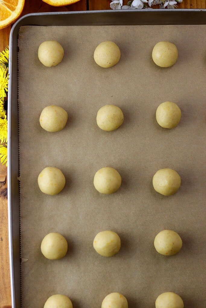 How to make small balls of dough and place them on a cookie baking sheet.