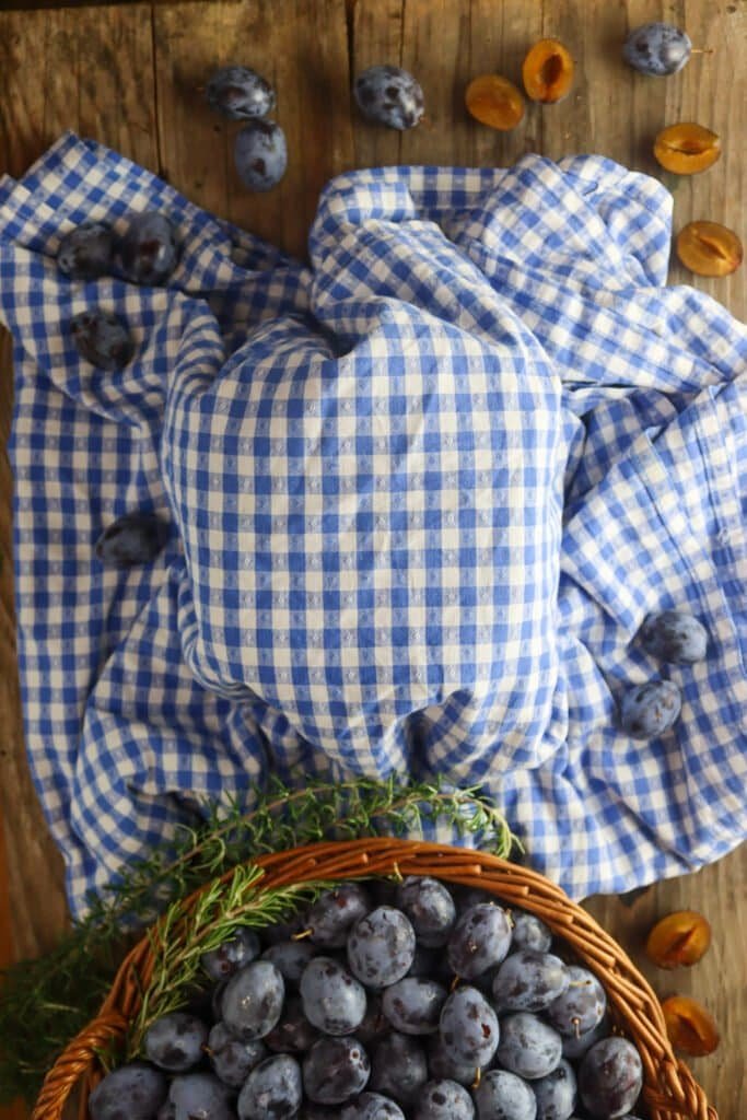 How to cover the canned jam to cool down slowly and gradually by the next morning.