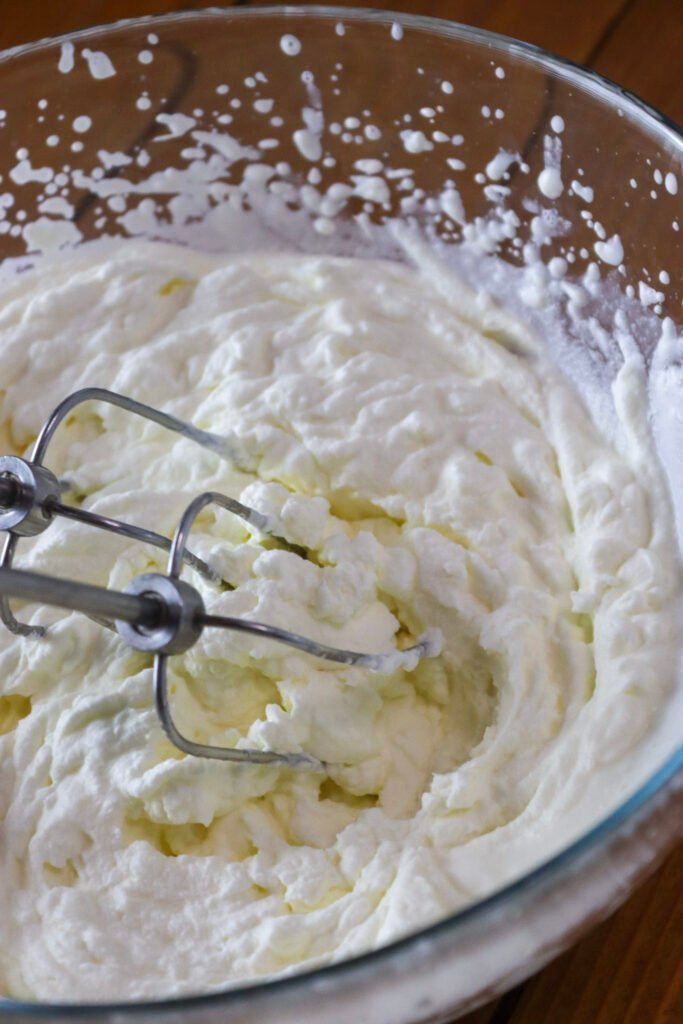 How to mix the heavy cream for the cheese chocolate cream layer.