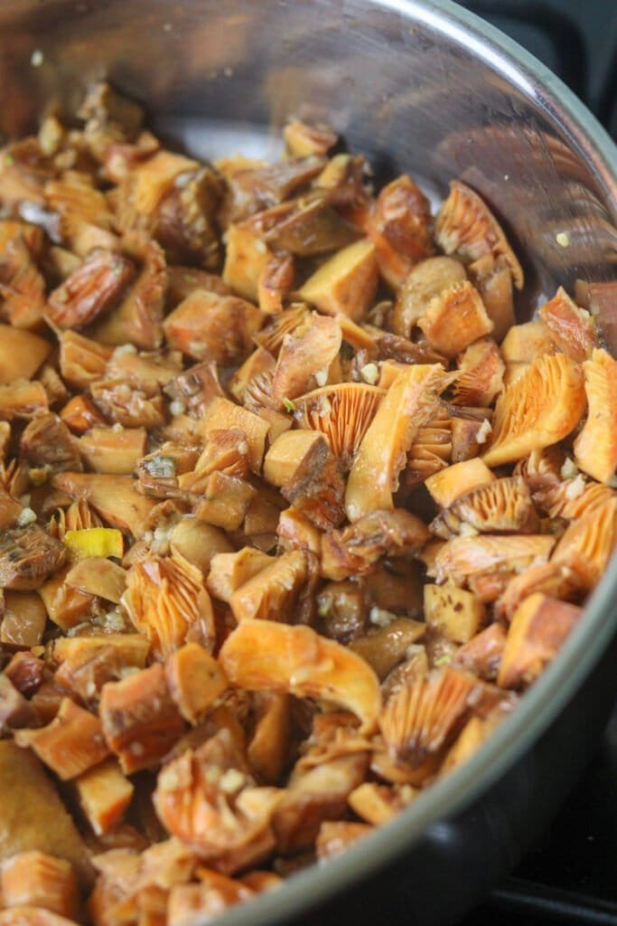 Frying the mushrooms together with garlic in a saucepan.