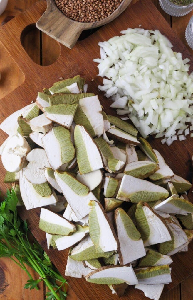 Slicing the porcini, onions and garlic while the buckwheat is boiling.