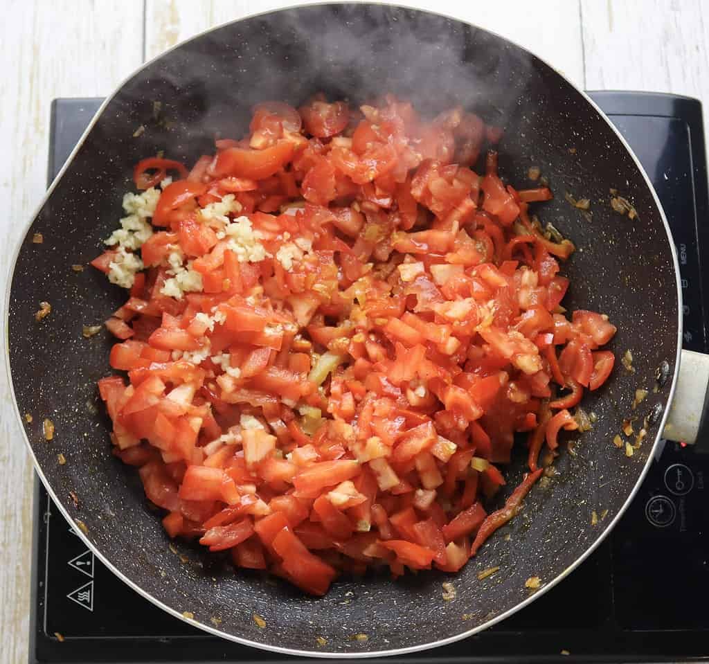 adding tomatoes when cooking sataras